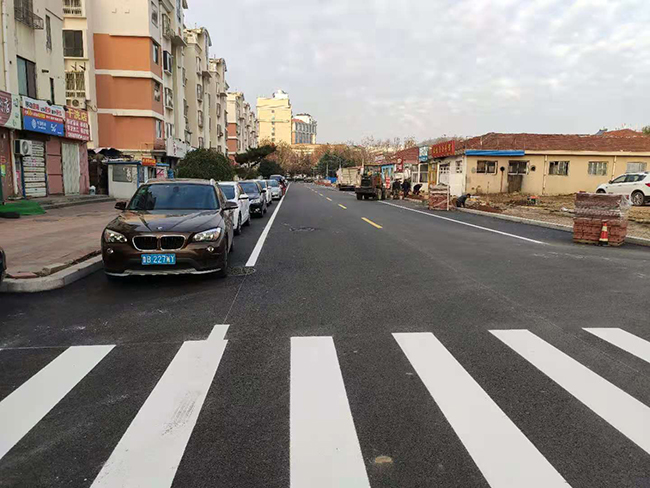 城阳南疃小区南门道路划线完工